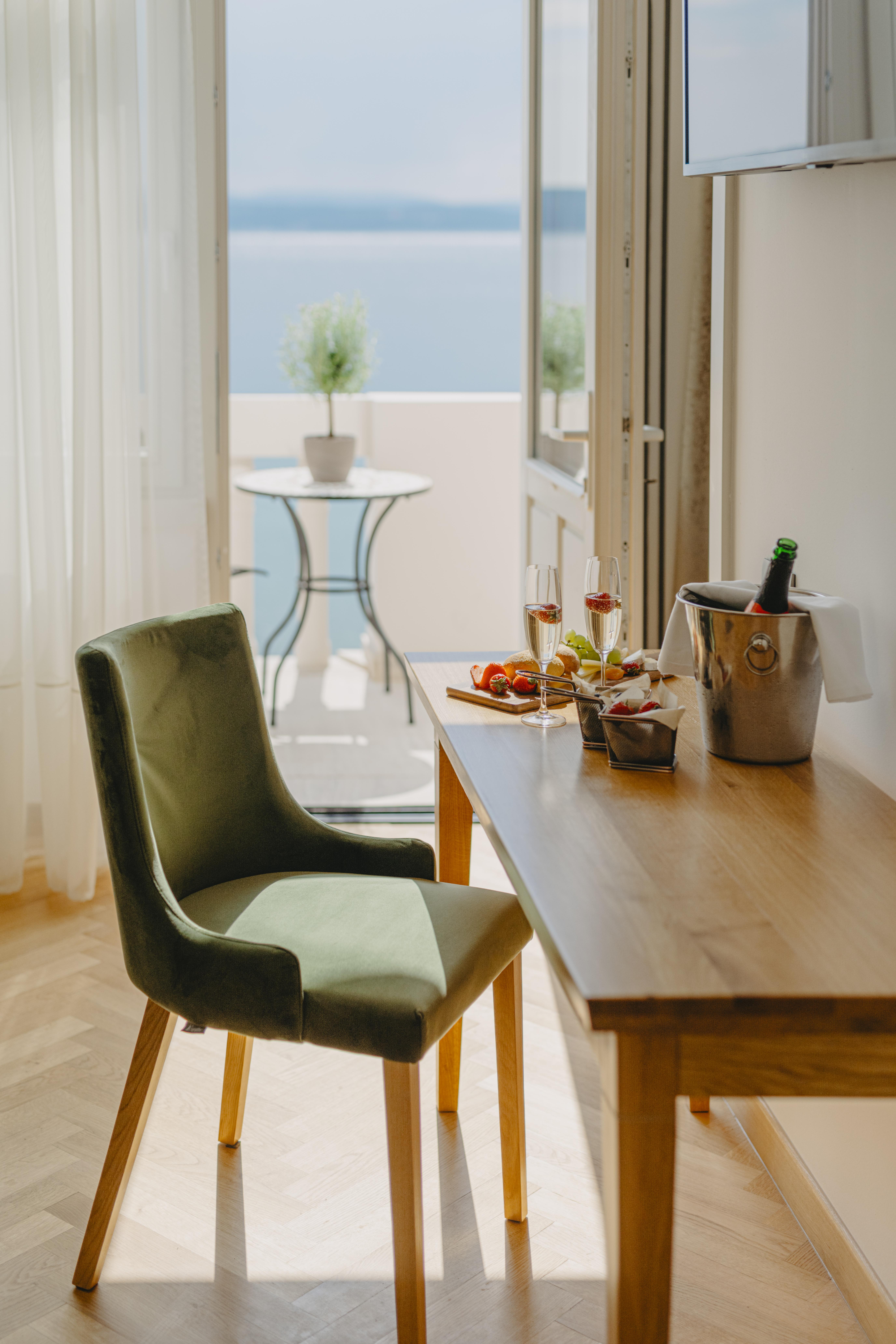 Hotel Miramare Crikvenica Eksteriør billede A chair