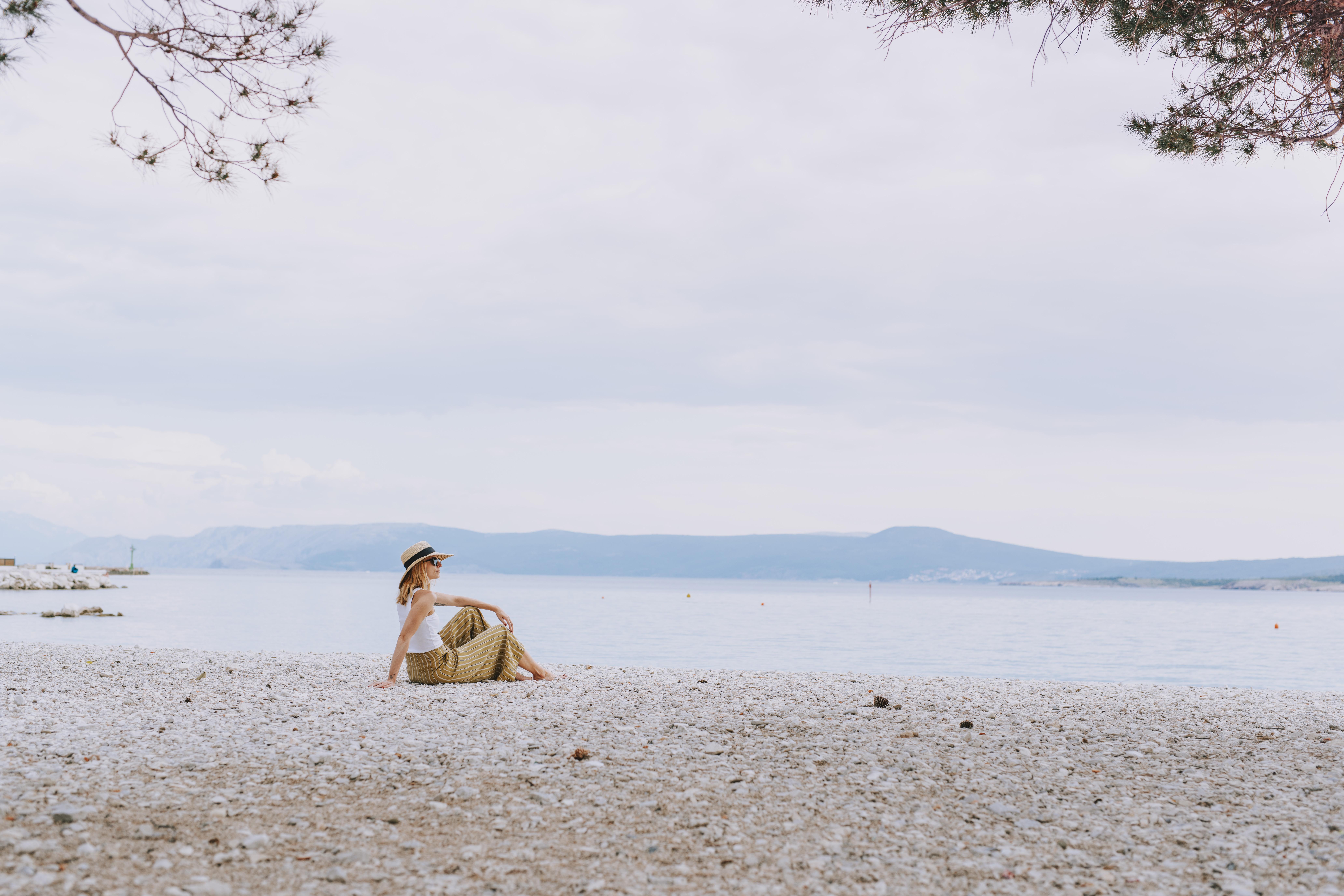 Hotel Miramare Crikvenica Eksteriør billede A woman sitting on the beach
