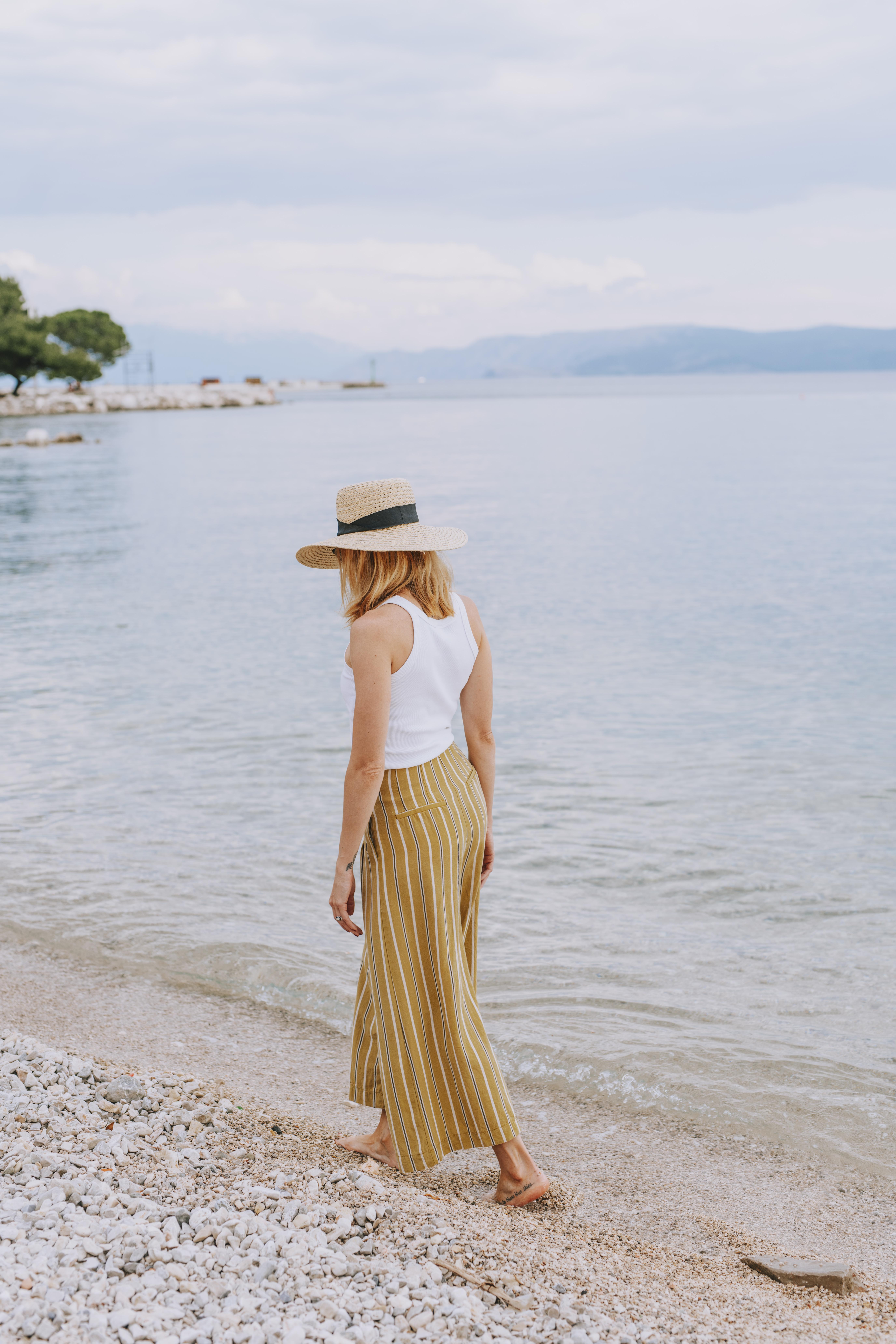 Hotel Miramare Crikvenica Eksteriør billede A woman wearing a sun hat
